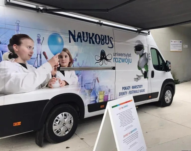 naukobus ze zdjeciami dzieci z warsztatów